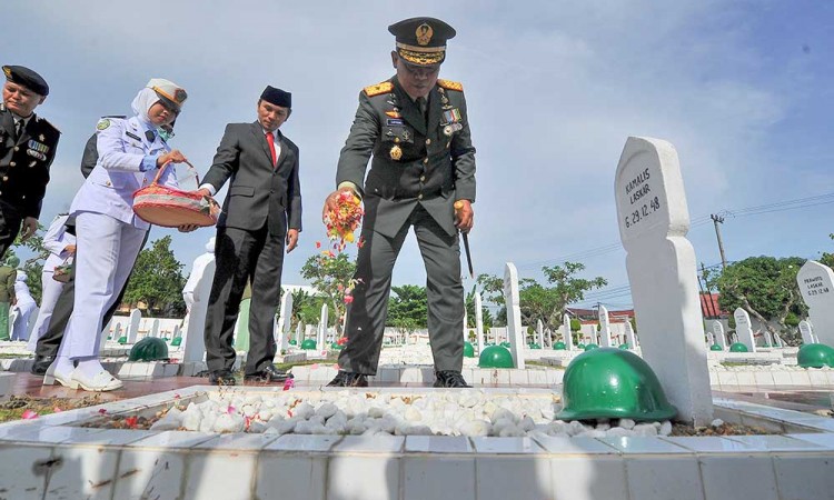 Sambut HUT ke-77 TNI, Veteran di Jambi Kunjungi Taman Makam Pahlawan Satria Bakti