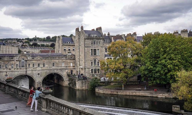 Sumber Air Panas Alami Menjadi Daya Tarik Wisata di Kota Bath Inggris