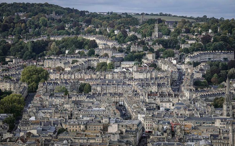 Pemandangan kota Bath dari ketinggian di Inggris, Senin (3/10/2022). Kota Bath didirikan oleh bangsa Romawi di abad pertama saat mereka menemukan sumber air panas alami yang bisa dijadikan spa dan merupakan salah satu situs warisan dunia UNESCO yang terdapat di Inggris. ANTARA FOTO/Dhemas Reviyanto