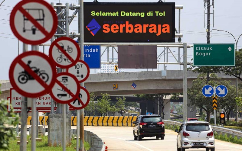 Kendaraan melintas di ruas tol Serpong-Balaraja (Serbaraja) seksi 1A di Tangerang, Banten, Selasa (4/10/2022). Pengelola tol Serbaraja mulai memberlakukan tarif usai diresmikan sejak 20 September 2022 dengan tarif Golongan I sebesar Rp5.500, Golongan II dan Golongan III sebesar Rp8.500, Golongan IV dan Golongan V sebesar Rp11.000 yang berlaku 4 Oktober 2022. ANTARA FOTO/Fauzan