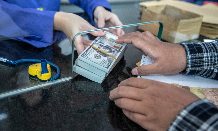 Nilai Tukar Rupiah Terhadap Dolar AS Kembali Menembus Level Rp15.300