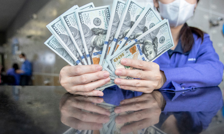 Nilai Tukar Rupiah Terhadap Dolar AS Kembali Menembus Level Rp15.300