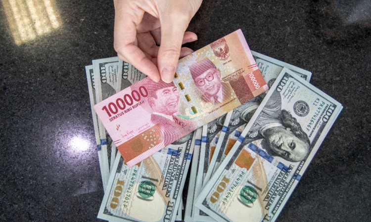 Nilai Tukar Rupiah Terhadap Dolar AS Kembali Menembus Level Rp15.300
