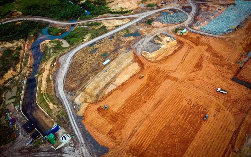Foto udara pengerjaan proyek Bendungan Sepaku Semoi, Kabupaten Penajam Paser Utara, Kalimantan Timur, Selasa (4/10/2022). Saat ini pengerjaan konstruksi bendungan tersebut sudah mencapai 70 persen, dan ditargetkan akan selesai pada bulan Desember 2022. ANTARA FOTO/Rivan Awal Lingga