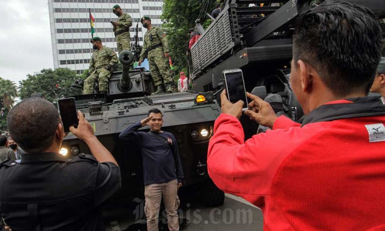 Sambut HUT TNI ke-77, Defile Alutsista TNI Hiasi Jalanan Ibu Kota