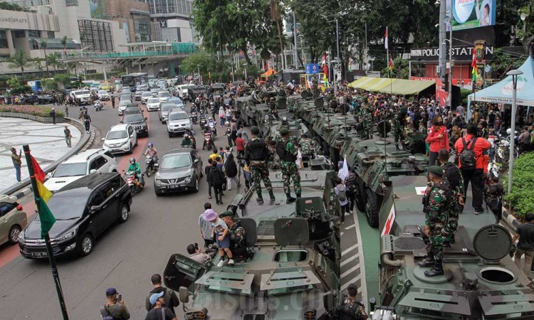 Sambut HUT TNI ke-77, Defile Alutsista TNI Hiasi Jalanan Ibu Kota