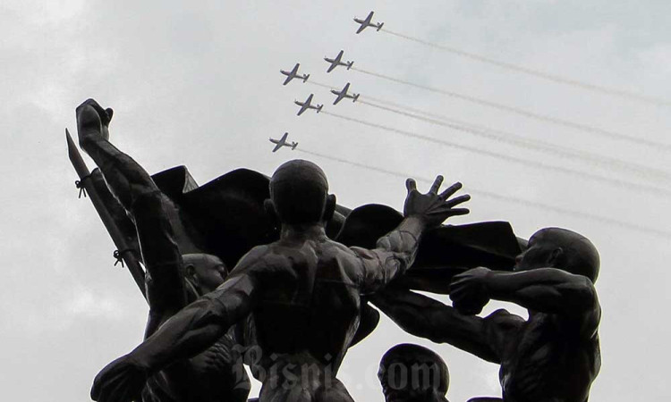 Meriahkan HUT ke-77 TNI, Atraksi Flypast Hiasi Langit Jakarta 