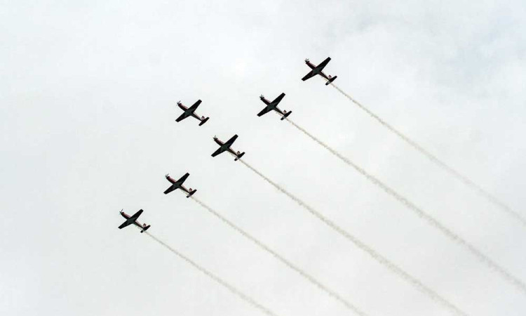 Meriahkan HUT ke-77 TNI, Atraksi Flypast Hiasi Langit Jakarta 