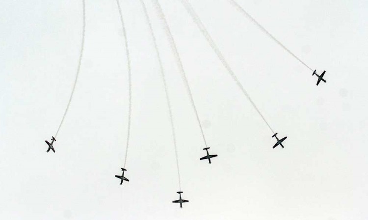 Meriahkan HUT ke-77 TNI, Atraksi Flypast Hiasi Langit Jakarta 