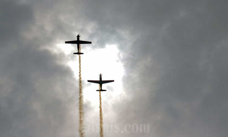 Meriahkan HUT ke-77 TNI, Atraksi Flypast Hiasi Langit Jakarta 