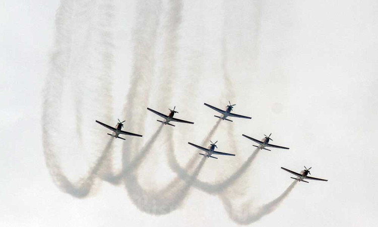 Meriahkan HUT ke-77 TNI, Atraksi Flypast Hiasi Langit Jakarta 