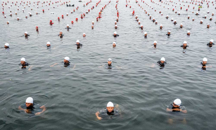 Atraksi Water Trappen Membentuk Tulisan TNI 77 di Jakarta