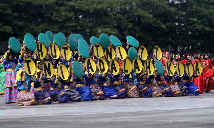 Antusias Warga Naik Kendaraan Militer di Makassar