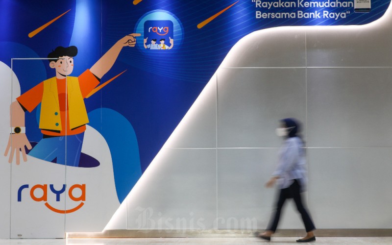 Nasabah beraktivitas di kantor cabang PT Bank Raya Indonesia Tbk. (AGRO) di Jakarta, Rabu (5/10/2022). AGRO berencana menerbitkan sebanyak-banyaknya 3,5 miliar saham baru dengan nilai nominal Rp100 per saham, yang akan ditawarkan melalui skema rights issue. Bisnis/Suselo Jati