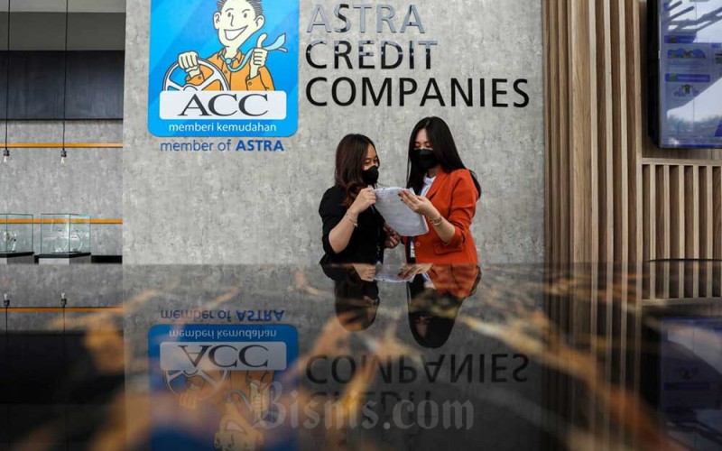 Karyawati melayani nasabah di kantor cabang Astra Credit Companies (ACC), Jakarta, Rabu (5/10/2022). Astra Financial terus berkomitmen untuk  menjadi mitra keuangan bagi kesejahteraan masyarakat Indonesia  melalui pengembangan layanan digital demi memberikan pengalaman yang cepat, mudah, dan aman kepada seluruh konsumen. Bisnis/Abdurachman