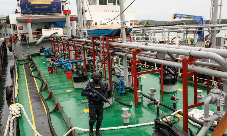 Bea Cukai Batam Amankan Kapal Tanker Yang Menyelundupkan Minyak Solar