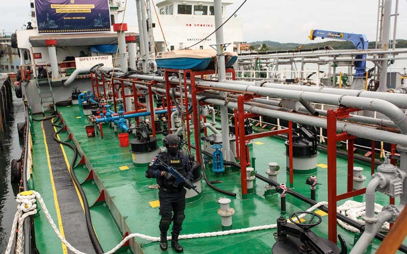 Petugas Bea Cukai berjaga di atas kapal tanker MT Zakira yang diamankan di Dermaga Pangkalan Armada Keamanan Laut Bakamla Batam, Kepulauan Riau, Rabu (5/10/2022). Bea Cukai Batam megamankan satu unit Kapal Tanker MT Zakira yang diduga menyelundupkan 600.000 liter minyak solar High Speed Diesel (HSD) di perairan Karimun Besar pada 25 September 2022. ANTARA FOTO/Teguh Prihatna