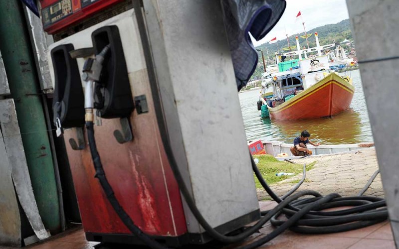 Nelayan mengisi BBM jenis solar subsidi di atas kapal ikannya sebelum berlayar di SPBN Lapulu, Kendari, Sulawesi Tenggara, Kamis (6/10/2022). PT Pertamina Patra Niaga Sulawesi mencatat pendistribusian BBM jenis Solar Bersubsidi ke sejumlah Stasiun Pengisian Bahan Bakar Nelayan atau SPBN di Kendari sebanyak 757 kiloliter per bulannya. ANTARA FOTO/Jojon