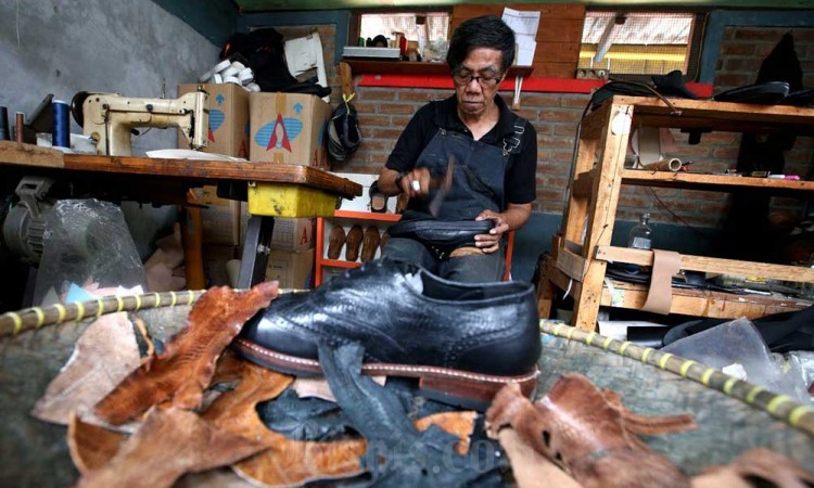 Produksi Sepatu Berbahan Kulit Kaki Ayam Pertama di Dunia