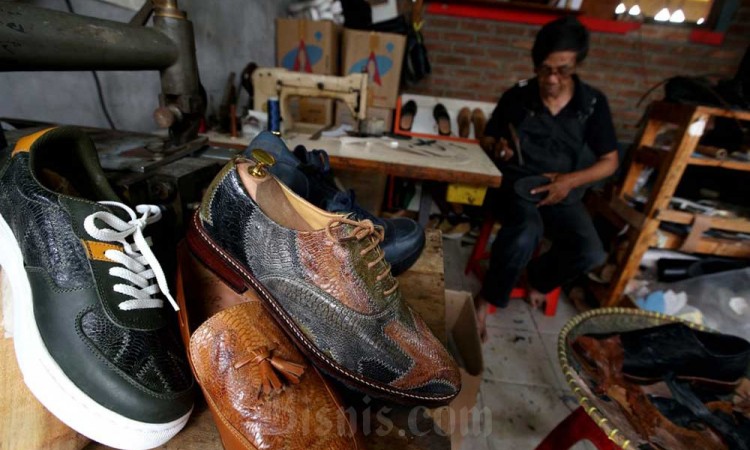 Produksi Sepatu Berbahan Kulit Kaki Ayam Pertama di Dunia