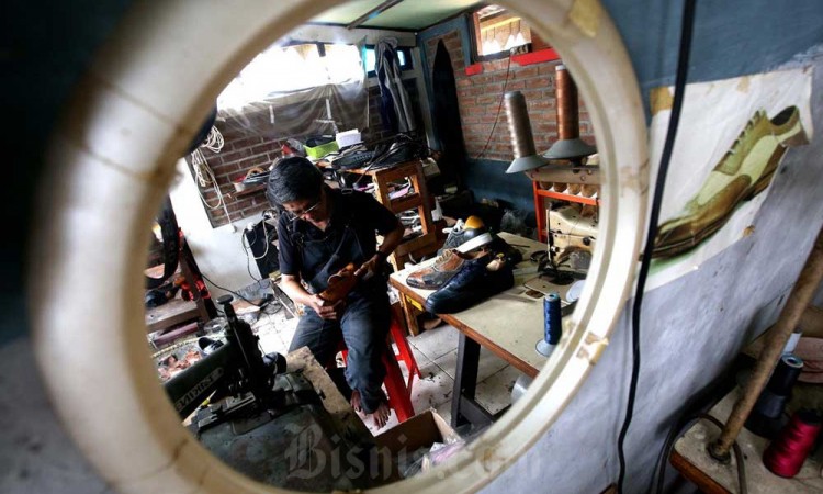 Produksi Sepatu Berbahan Kulit Kaki Ayam Pertama di Dunia