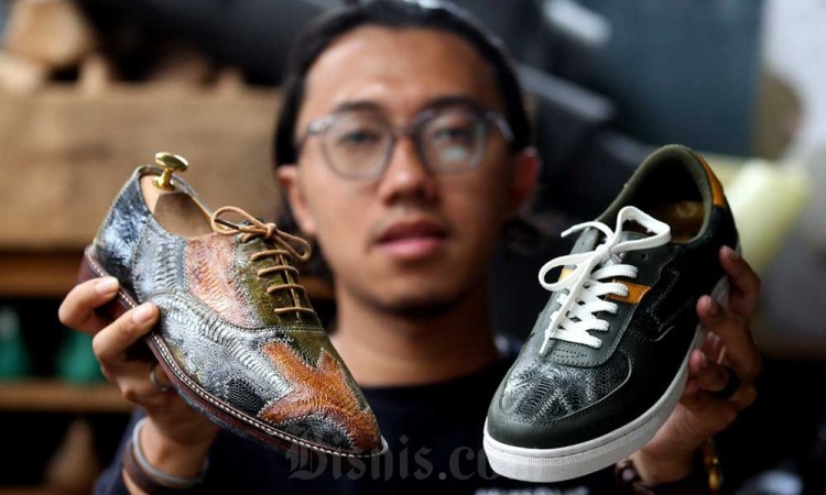 Produksi Sepatu Berbahan Kulit Kaki Ayam Pertama di Dunia