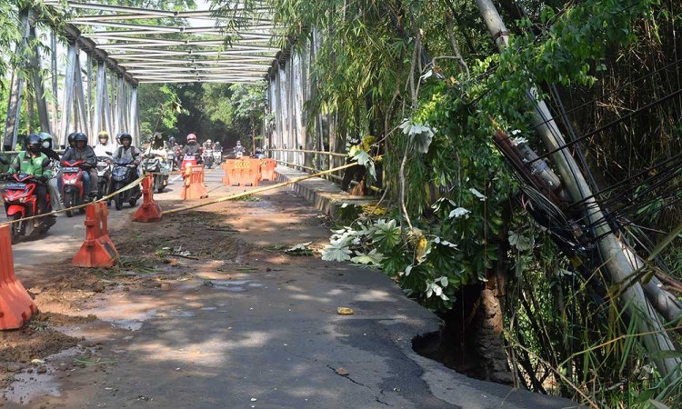 Jalanan di Kota Bogor Tertutup Longsor Akibat Tingginya Intensitas Hujan