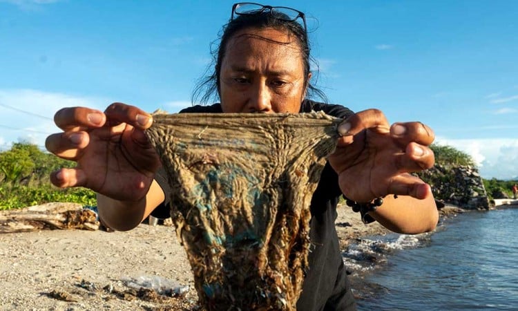 Pengambilan Sampel Sampah Plastik di Pesisir Pantai Teluk Palu