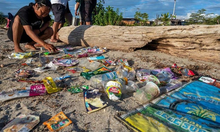 Pengambilan Sampel Sampah Plastik di Pesisir Pantai Teluk Palu