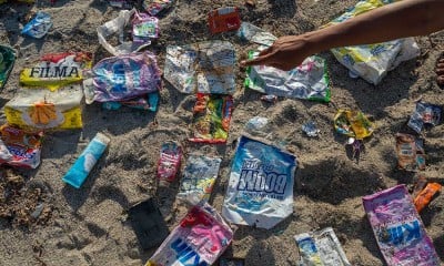 Pengambilan Sampel Sampah Plastik di Pesisir Pantai Teluk Palu