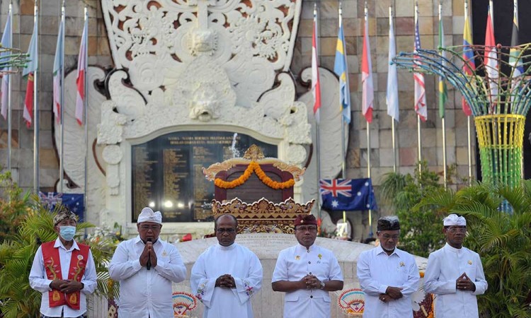 Aksi Tabur Bunga dan Doa Bersama Warnai Peringatan Tragedi Bom Bali