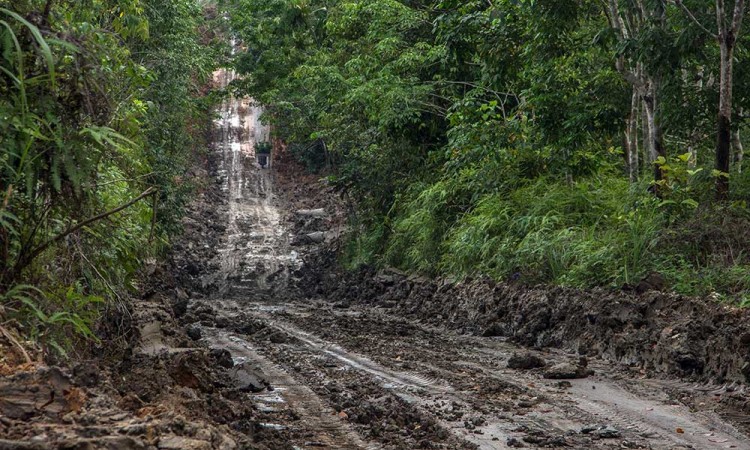 Jalanan di Bekas Tambang Batu Bara di Kalimantan Selatan Rusak Parah