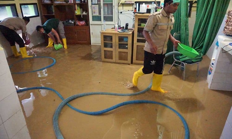 Banjir Bandang Rendam Satu Gendung RSUD dr. Soedomo di Trenggalek