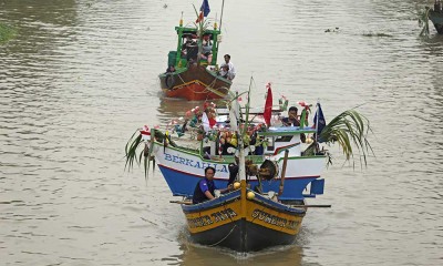 Kemeriahan Tradisi Nadran (Pesta Laut) di Sungai Cimanuk Indramayu