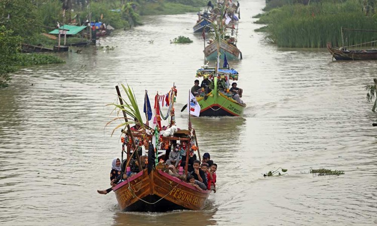 Kemeriahan Tradisi Nadran (Pesta Laut) di Sungai Cimanuk Indramayu