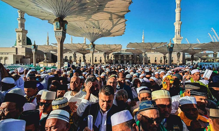 Suasana Ziarah Makam Nabi Muhammad SAW di Masjid Nabawi