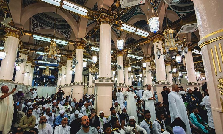 Suasana Ziarah Makam Nabi Muhammad SAW di Masjid Nabawi