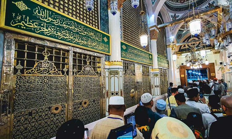 Suasana Ziarah Makam Nabi Muhammad SAW di Masjid Nabawi