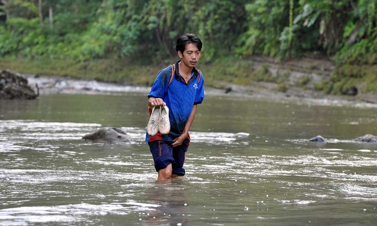 Sebanyak 21 Kepala Keluarha di Jembrana Bali Terisolir Akibat Jembatan Gantung Putus