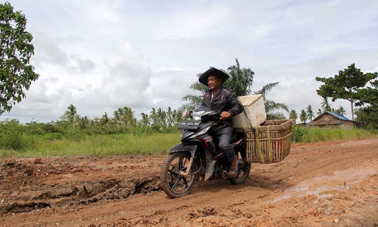 Akses jalan poros Dumai Rokan Hilir Rusak Parah, Warga Kesulitan Mendapatkan BBM dan Elpiji