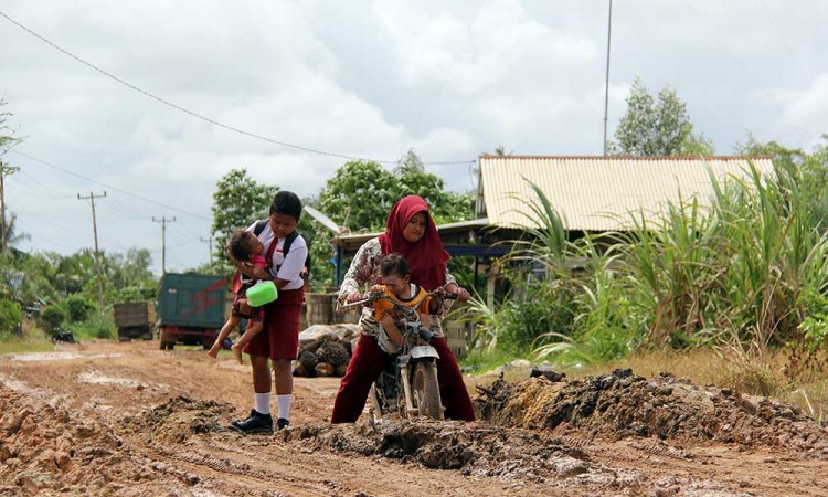 Akses jalan poros Dumai Rokan Hilir Rusak Parah, Warga Kesulitan Mendapatkan BBM dan Elpiji