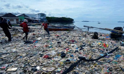 Pantai Sukaraja di Lampung Dipenuhi Sampah Rumah Tangga