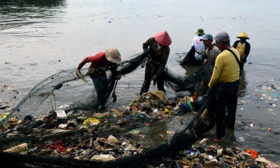 Pantai Sukaraja di Lampung Dipenuhi Sampah Rumah Tangga