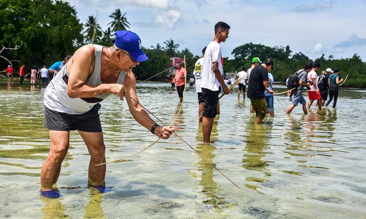 Warga dan Wisatawan Ikuti Tradisi Memanah Kurkurat saat Festival Pesona Meti Kei di Maluku