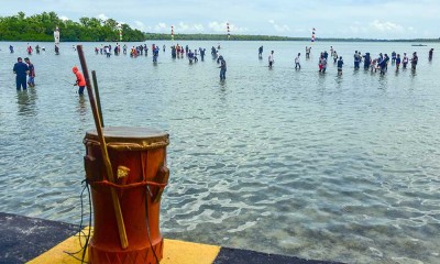 Warga dan Wisatawan Ikuti Tradisi Memanah Kurkurat saat Festival Pesona Meti Kei di Maluku