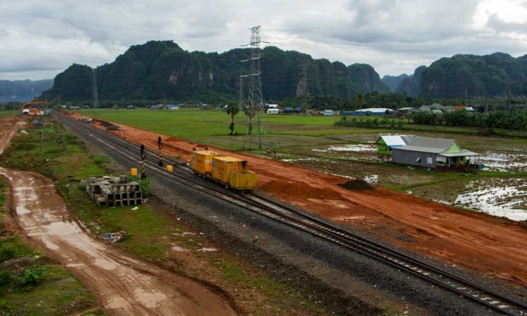 Pembangunan Rel Kereta Api Makassar-Pare Pare Ditargetkan Selesai Pada 2024