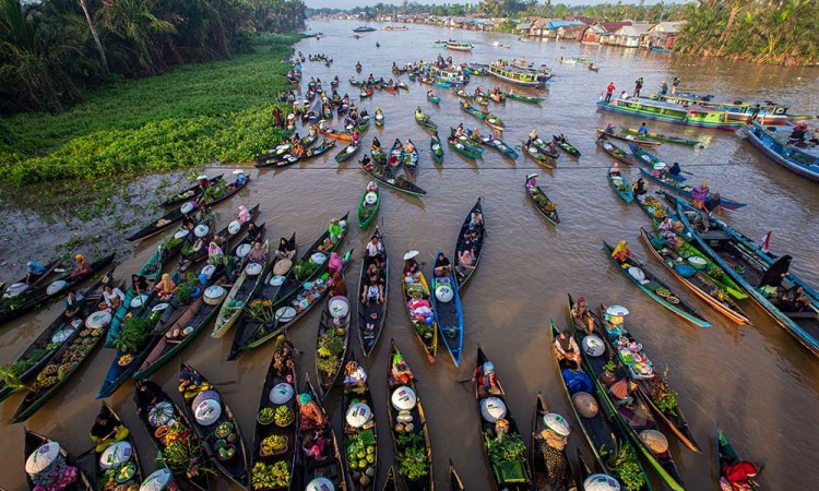 Ratusan Pedagag Terapung Penuhi Sungai Pinang Lama di Kalimatan Selatan