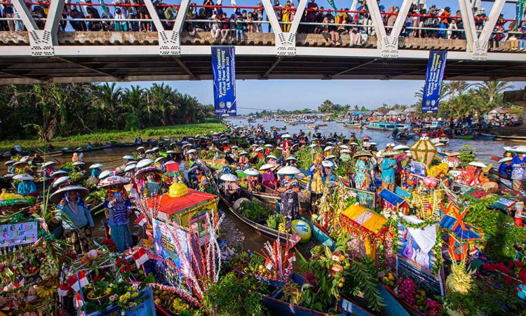 Ratusan Pedagag Terapung Penuhi Sungai Pinang Lama di Kalimatan Selatan