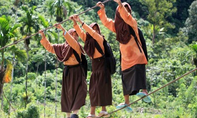 Siswa di Aceh Nekat Sebrangi Sungai Dengan Tali Baja Untuk Pergi ke Sekolah