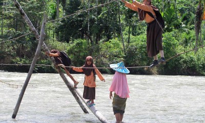 Siswa di Aceh Nekat Sebrangi Sungai Dengan Tali Baja Untuk Pergi ke Sekolah